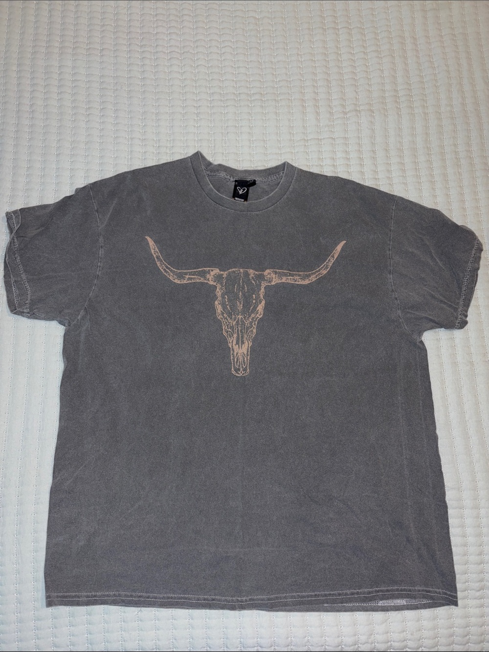 Women’s Oversized Gray Short-Sleeve T-Shirt with Longhorn Skull Graphic